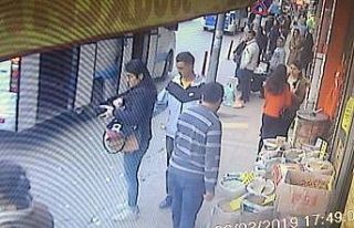 Herkesin gözü önünde kadının cebinden telefonu...