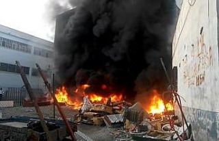 Hurdalık alanda çıkan yangın kumaş fabrikasına...