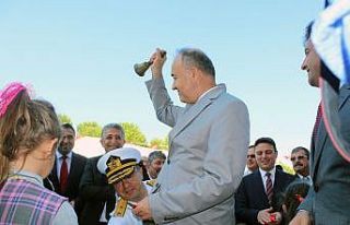 İlk ders zilini Vali Erol çaldı