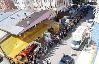 İş arayanların oluşturduğu kuyruk sokağa sığmadı