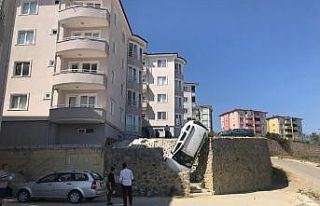 İstinat duvarından düşen cip duvarda asılı kaldı:...