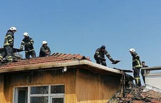 İzolasyon yapımı sırasında çıkan yangın paniğe...