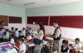 Jandarma’dan öğrencilere dergi