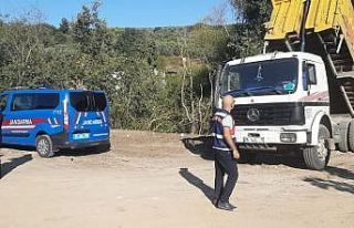 Kaçak hafriyat döken 2 kamyon sürücüsüne 72...