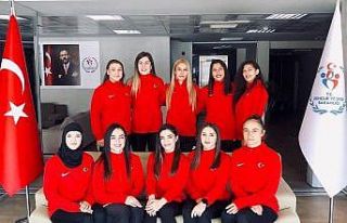 Kadın güreşçiler mindere çıkıyor