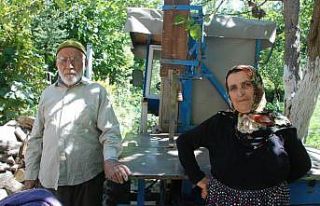 Kadın hızarcı, ekmeğini odundan çıkartıyor