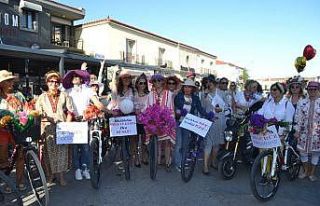 Kadınlar süslü bisikletleriyle Alaçatı’da farkındalık...