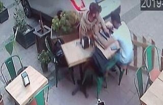 Kafede oturan iki gence araba böyle çarptı