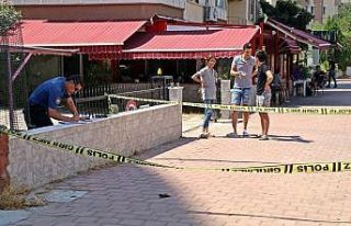 Kaldırımda bulunan kurusıkı tabanca polisi alarma...