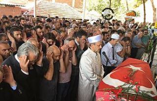 Kampüste traktörün altında kalan Sezen son yolculuğuna...