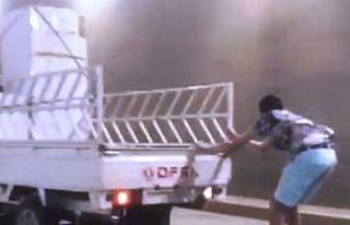 Kamyonetin arkasına tutunan patenli gencin tehlikeli...