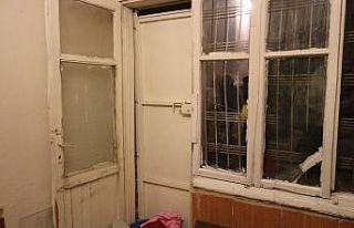 Kapısı ve penceresi kırık evde yaşama tutunmaya...