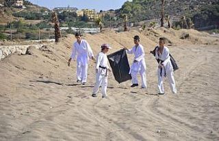 Karateciler sahil temizliği yaptı