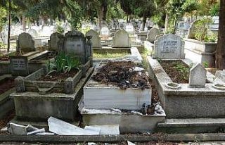 Karı, koca ve oğullarının mezarları tahrip edilerek...