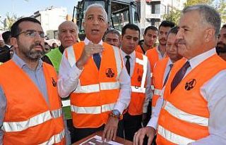 Kars’ta Karayolları yolları yapıyor, belediye...