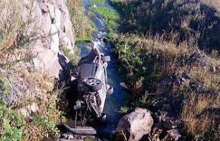 Kars’ta otomobil dereye uçtu: 2 yaralı