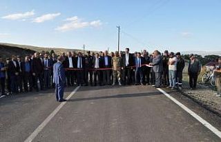 Kars’ta sıcak asfalt köy yolları hizmete tek...