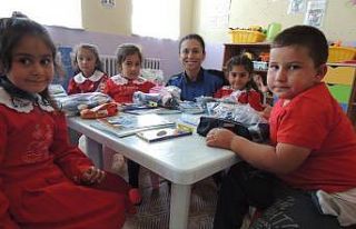 Kars’ta TDP’den öğrencilere boyama kitabı