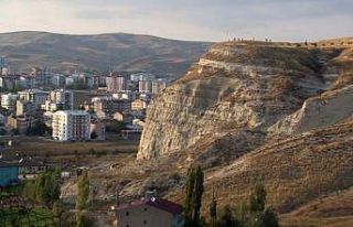 Kayalıklara çıkarak intihar etmek isteyen şahıs...
