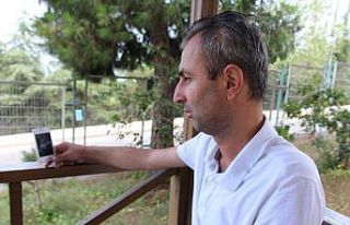 Kaybolan horozunu bulmak için dedektif gibi iz sürüyor