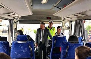 Kaymakam Duru, polis ve jandarma ile birlikte öğrenci...