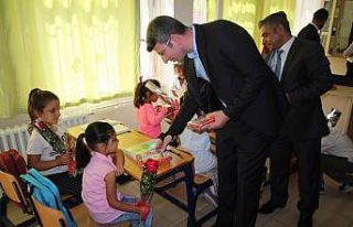 Kaymakam Şener, öğrencileri kırtasiye dağıttı
