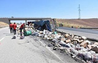 Kaza yapan tırın dorsesindeki gıda maddeleri yola...