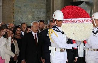 Kılıçdaroğlu başkanlığındaki CHP heyeti Anıtkabir’i...