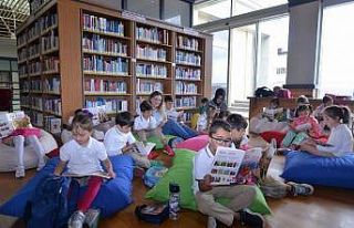 Kitap okuyup elleriyle kâğıt ürettiler