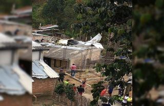 Kolombiya’da evin çatısına küçük uçak düştü:...