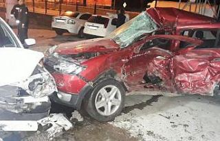 Kontrolden çıkan otomobil benzin istasyonuna daldı:...