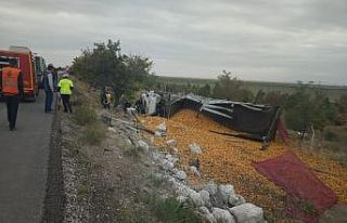 Konya’da mısır yüklü tır devrildi: 1 yaralı