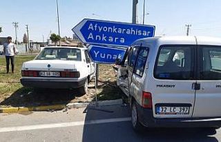 Konya’da otomobille hafif ticari araç çarpıştı:...