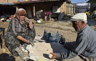 Köye özel toprakla mayalanan pekmez 200 yıldır...