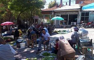 Köylü pazarı ilçe ekonomisine büyük katkı sağlıyor