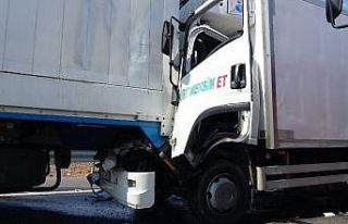 Kuzey Marmara otoyolunda kamyon ile tır çarpıştı:...