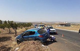 Lastiği patlayan araç yoldan çıktı: 6 yaralı