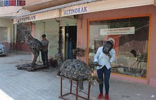 Lise öğrencisi kız, hurdalarla ‘dev kaplumbağa’...