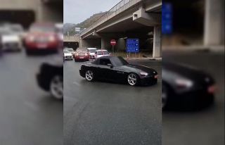 Lüks otomobillerle yolu kapatıp işte böyle drift...