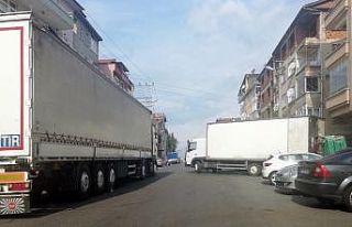 Market araçları trafiği kilitliyor