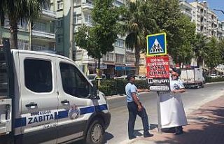 Mersin’de izinsiz asılan afiş ve pankartlar kaldırılıyor