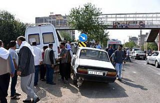 Minibüs ile otomobil çarpıştı: 3 yaralı