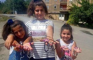 Minik eller dar gelirli öğrenciler için stant kurdu