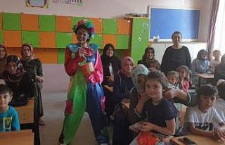 Minik öğrencileri palyaço kılığındaki öğretmen...