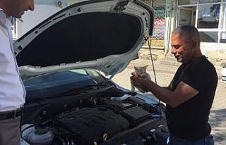 Motora giren kediyi kurtarıp sütle beslediler
