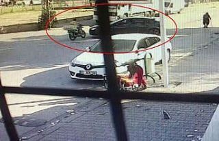 Motosiklet sürücüsü otomobile böyle çarparak...