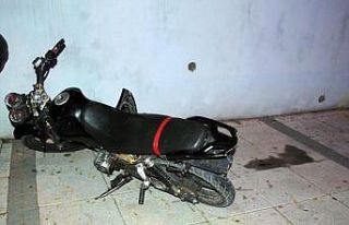 Motosikletli otomobile arkadan çarptı