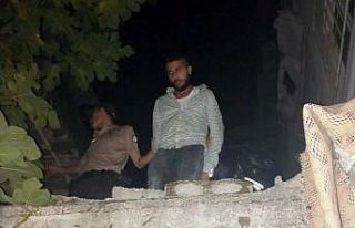 Mülteci kaçakçısı, damda yakalandı