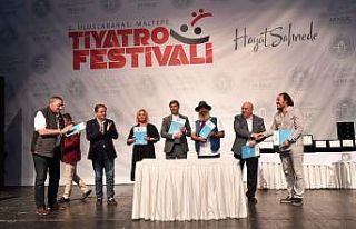 Ödül törenine evlilik teklifi damgasını vurdu