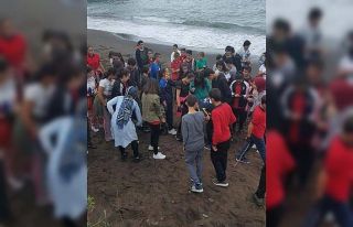 Öğrenciler kumsalda çöp topladı